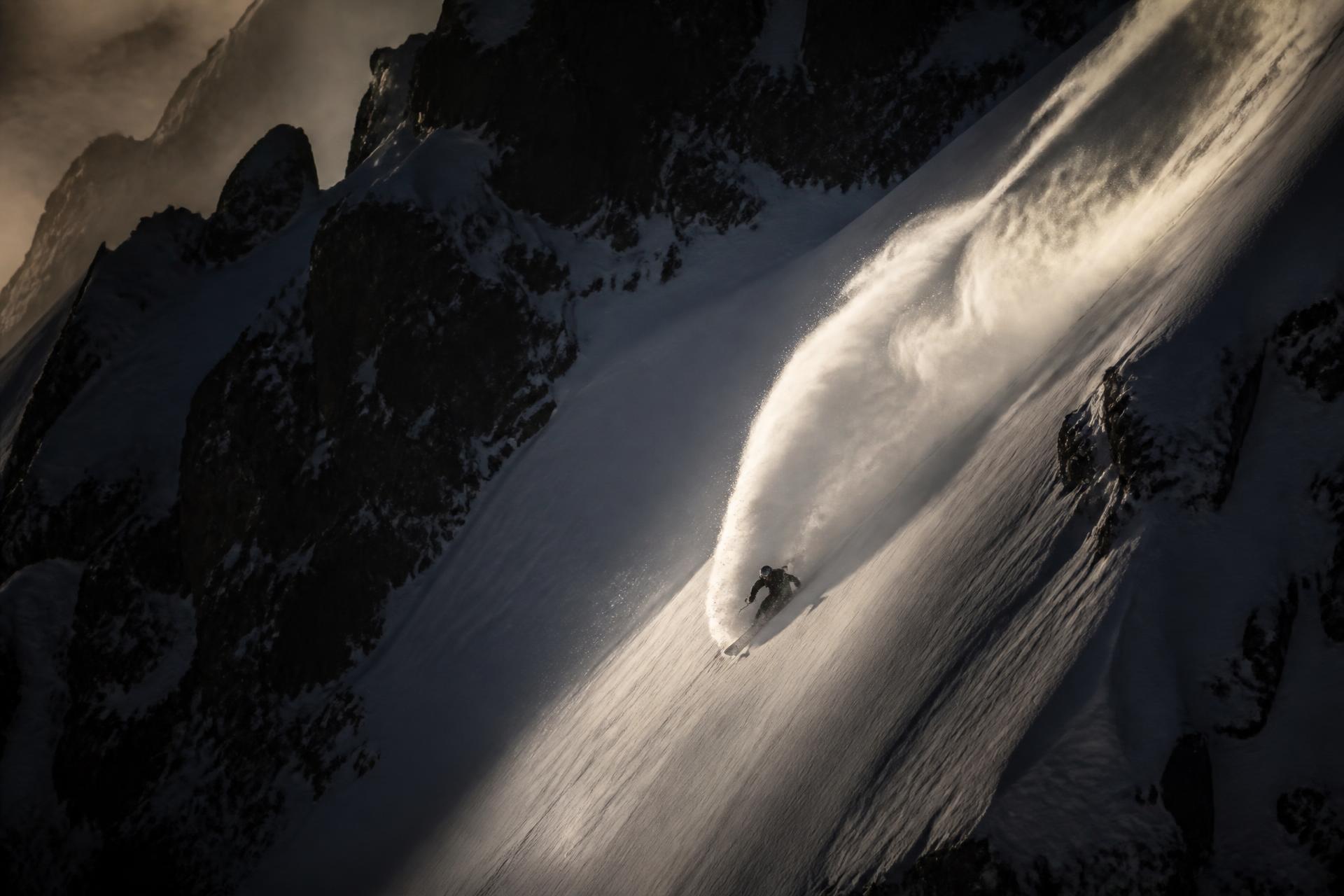 Julien Lopez en freeride sur une grande face enneigée