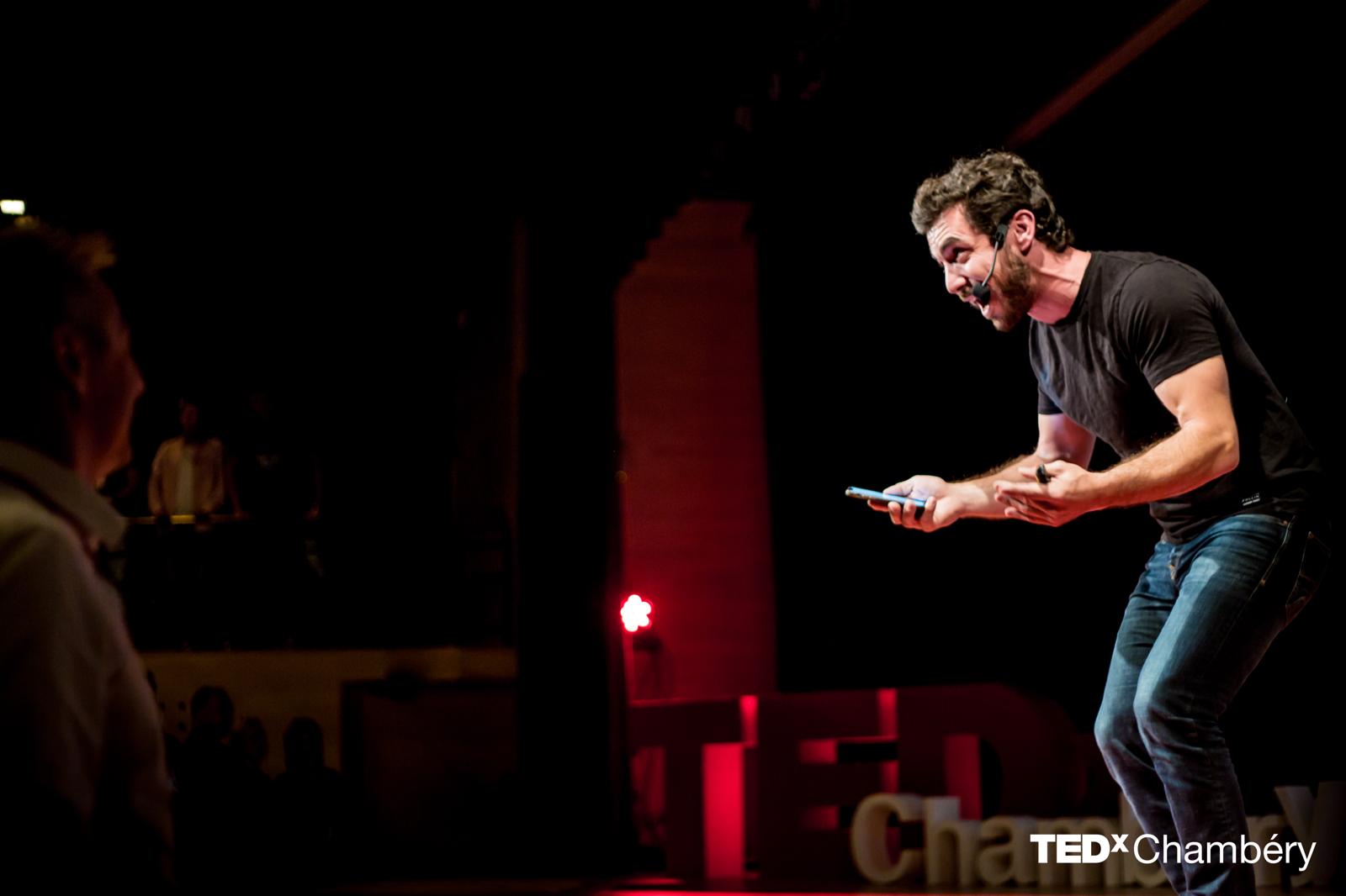 Julien Lopez sur la scène TEDx